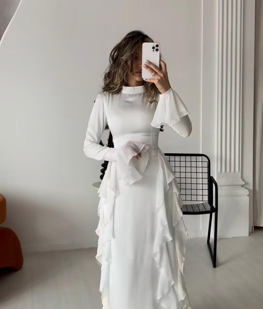 Kleid mit hohem Kragen